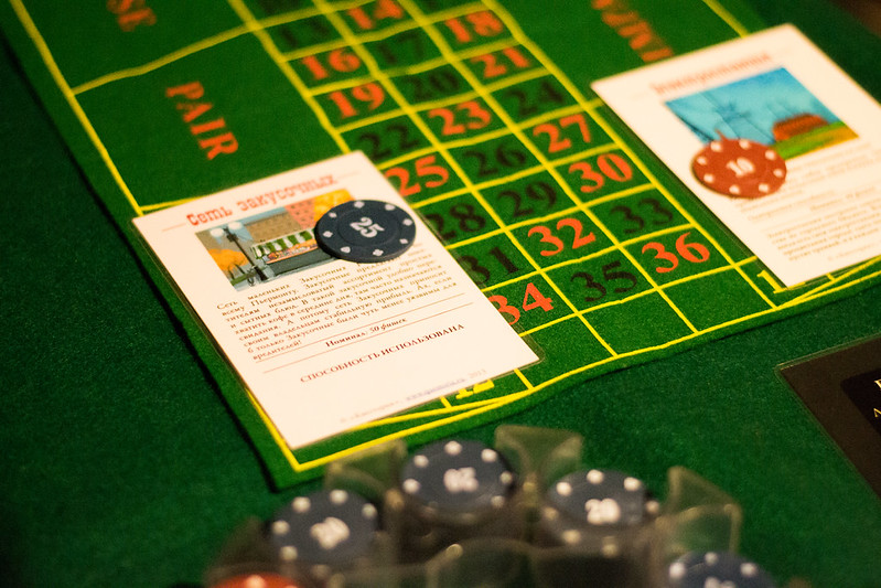 Ведущий развлекает гостей на корпоративе в Севастополе