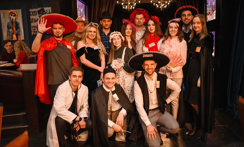 Корпоратив на Новый год в Севастополе — празднично украшенный банкетный зал